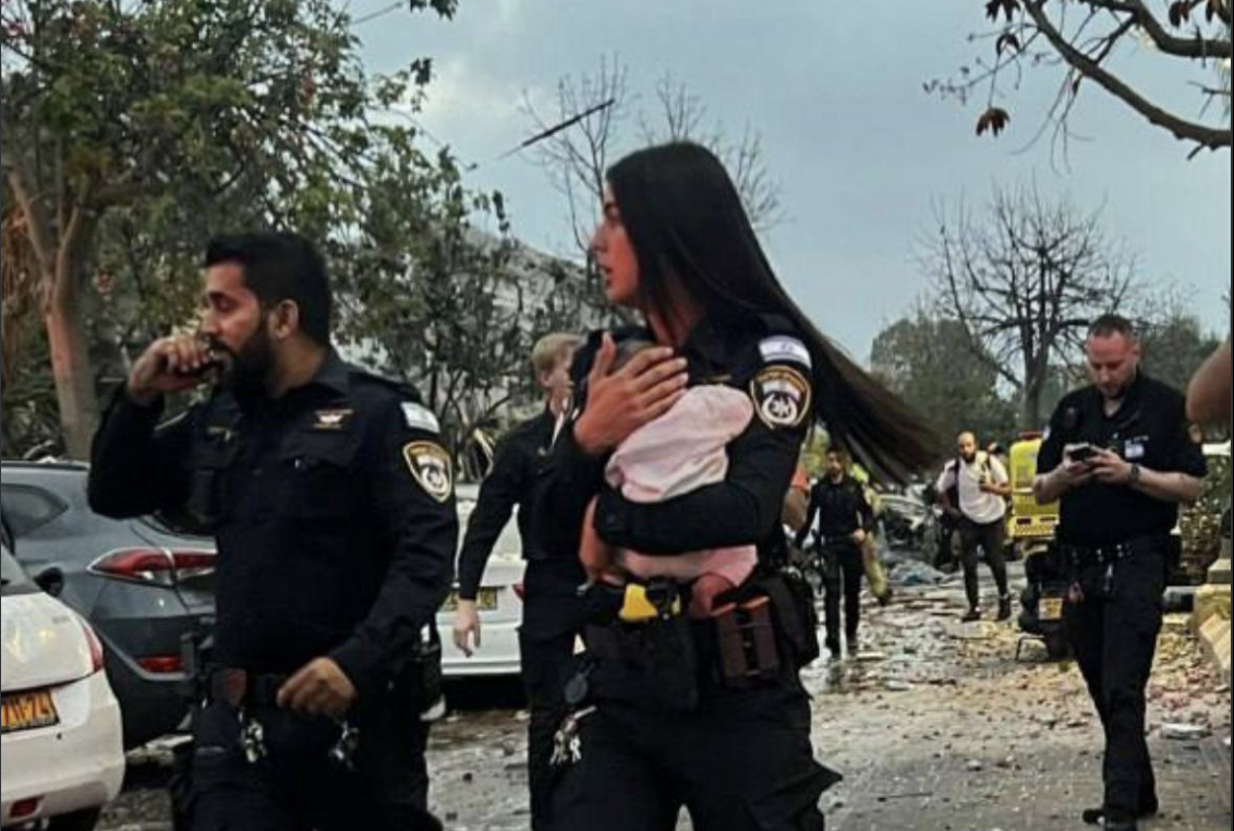 Ισραήλ: Ψάχνουν για παγιδευμένους στα συντρίμμια – Φωτογραφία της αστυνομίας από τη διάσωση βρέφους